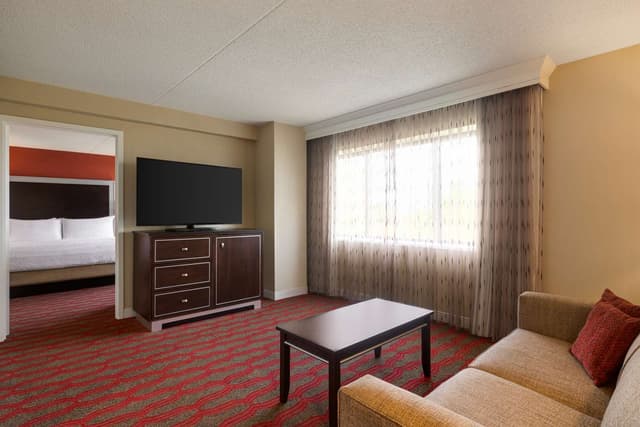 1 QUEEN BED MOBILITY ACCESSIBLE RI SHOWER