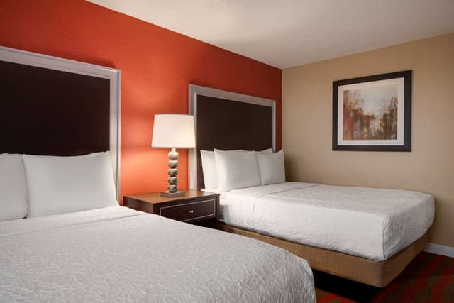 2 QUEEN BEDS