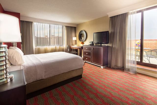 1 QUEEN BED WITH BALCONY