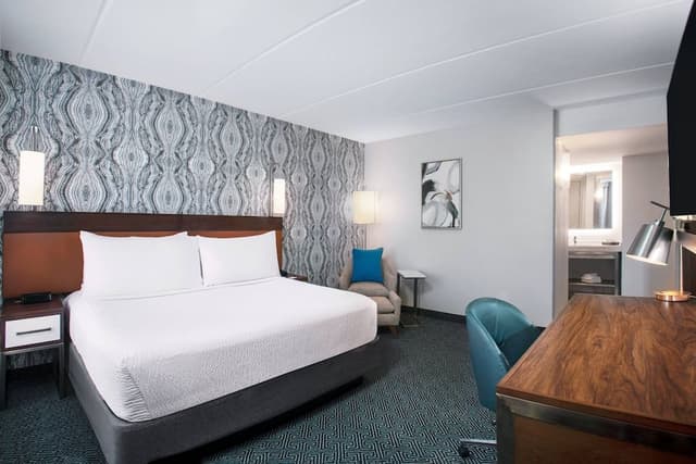 Suite, 1 Bedroom, Roll-in Shower (Mobility and Hearing Accessible)