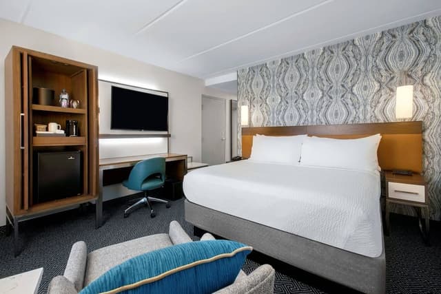 Room, 1 King Bed with Sofa bed, Accessible Bathtub (Mobility and Hearing Accessible)