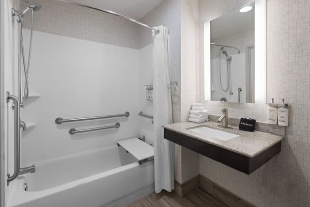 Room, Accessible, Non Smoking (2 Bed, Mobility Tub)