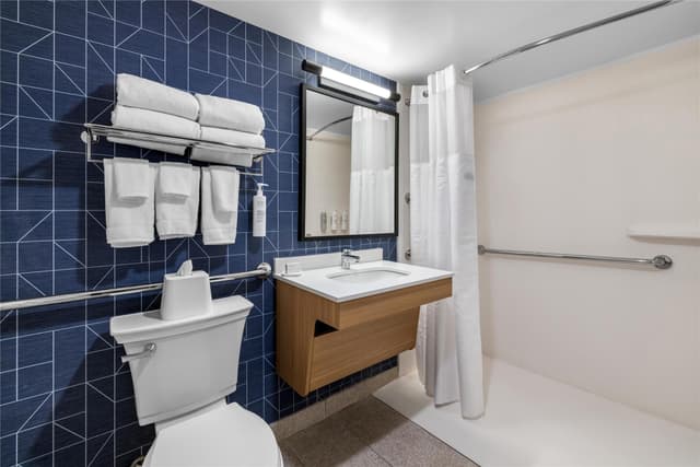 2 QUEEN MOBILTY/HEARING ACCESSIBLE RI SHOWER