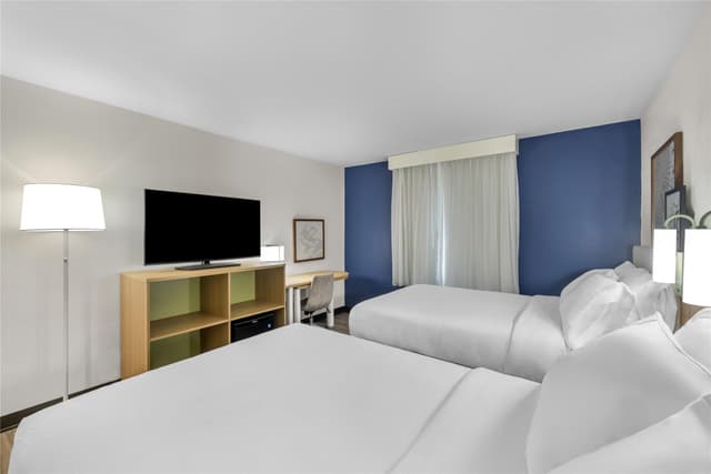 2 QUEEN BEDS