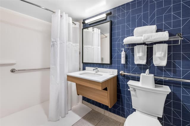 1 KING MOBILITY/HEARING ACCESSIBLE RI SHOWER