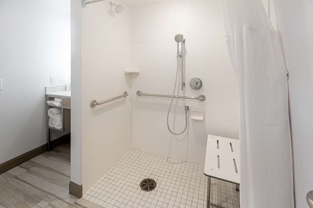 2 QUEEN MOBILITY/HEARING ACCESSIBLE W/BATHTUB