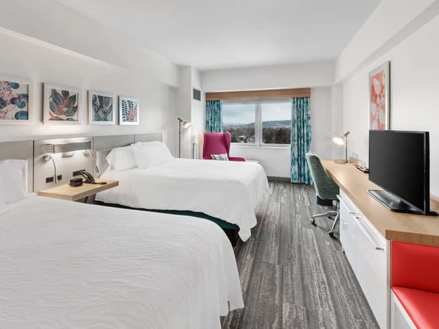 2 QUEEN BEDS