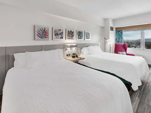 2 QUEEN BEDS