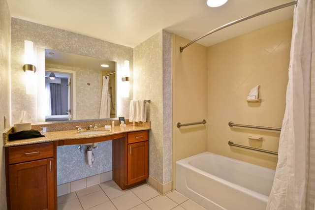 1KING MOBILITY ACCESSIBLE BATHTUB SUITE NSMK