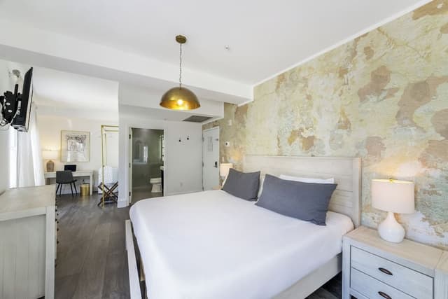 Suite, 1 King Bed (Self check-in)