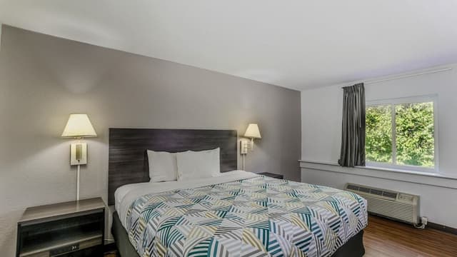Standard Room, 1 King Bed, Accessible, Non Smoking