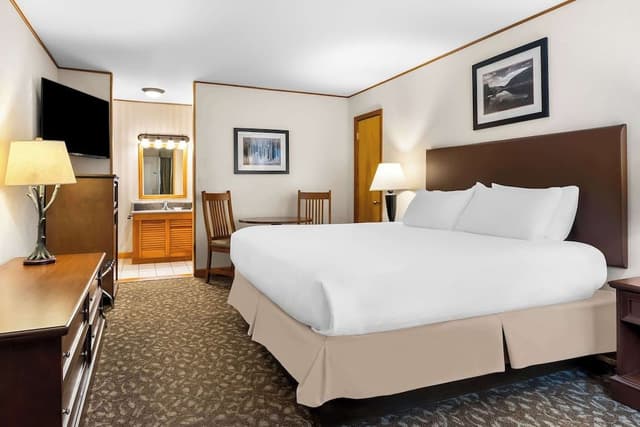 Standard Room, 1 King Bed, Non Smoking, Refrigerator & Microwave (1st Floor)
