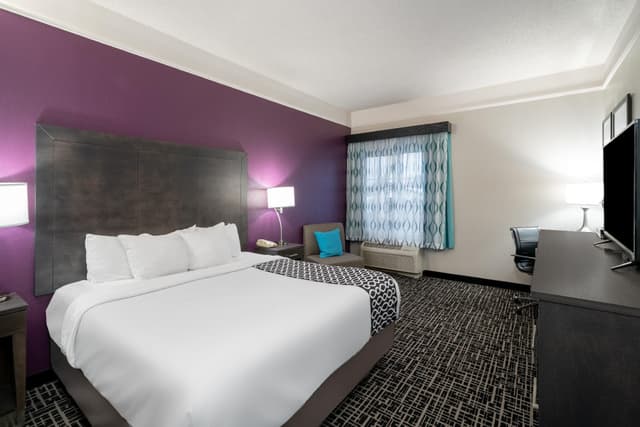 1 King Bed, Non-Smoking