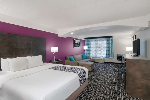 1 King Bed, Executive Room, Various Views, Non-Smoking