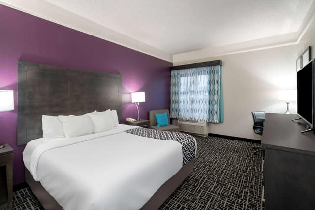 1 King Bed, Mobility/Hearing Accessible Suite, Bathtub w/ Grab Bars, Non-Smoking