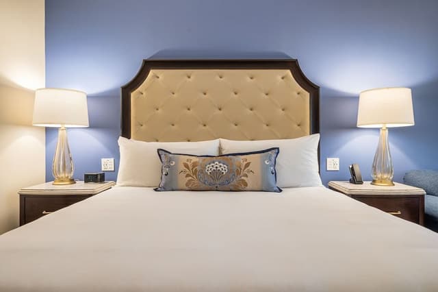 Traditional Room, Multiple Beds, Corner