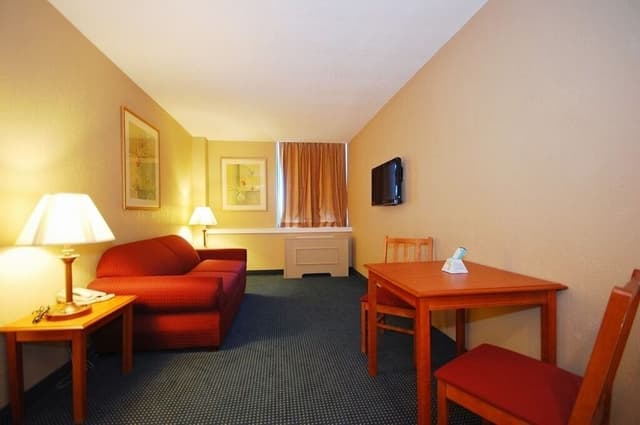 King Suite W Living Room