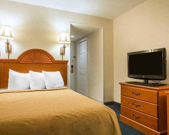 One Full Bed Smoking Room