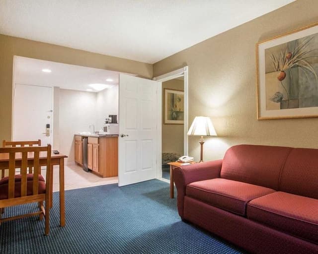 King Suite W Living Room