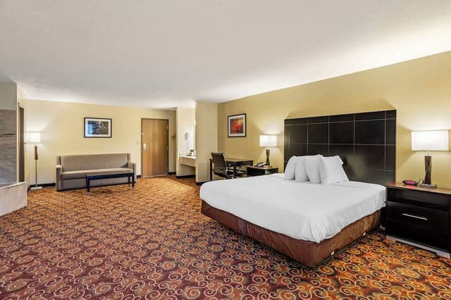 Suite, 1 King Bed, Non Smoking, Jetted Tub (with Sofabed)