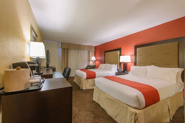 2 DOUBLE BEDS