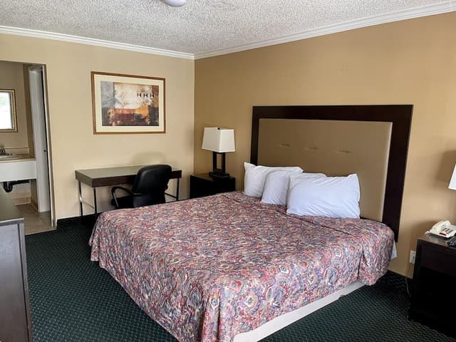 Basic Room, 1 King Bed, Non Smoking, Ground Floor