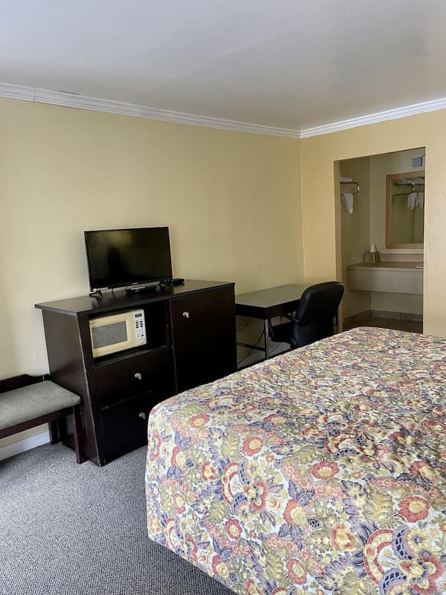 Basic Room, 1 King Bed, Non Smoking, Ground Floor