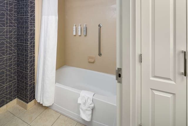 2 QUEEN BEDS 1 BEDROOM SUITE NONSMOKING