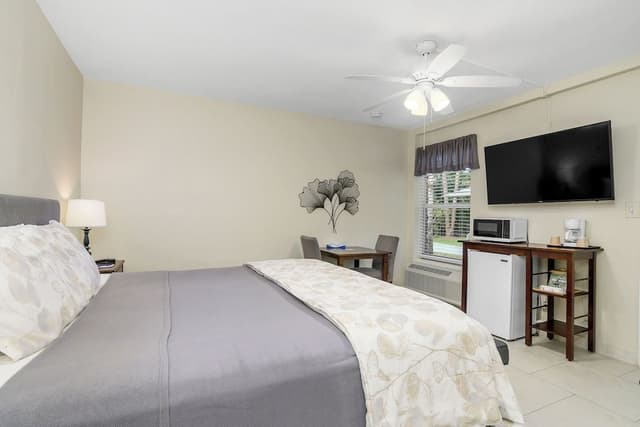 Room, 1 King Bed, Poolside