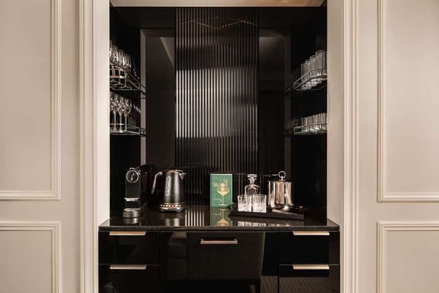 LEXINGTON AVENUE ONE BEDROOM SUITE