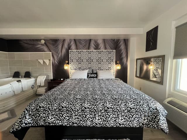 Design Room, 1 Queen Bed, Non Smoking, Hot Tub