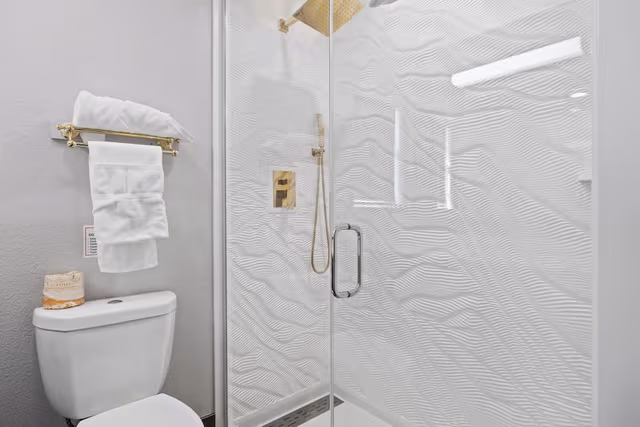 Basic Room, 1 King Bed