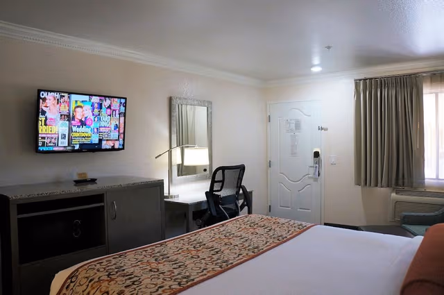 Basic Room, 1 King Bed