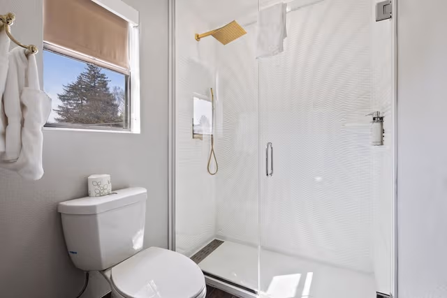 Basic Room, 1 King Bed, Mobility Accessible
