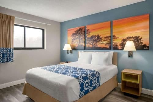 1 Queen Bed, Mobility/Hearing Accessible Room, Bathtub with Grab Bars, Non-Smoking