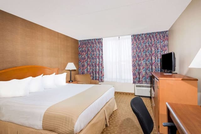 Room, 1 Queen Bed, Accessible, Non Smoking (Mobility/Hearing, Bathtub w/Grab Bars)