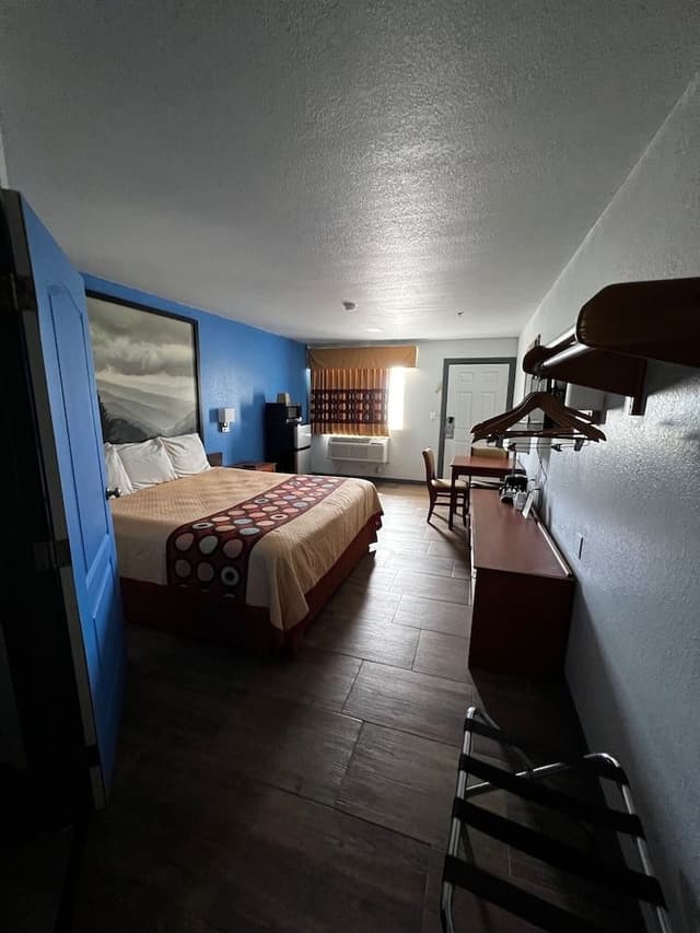 Basic Single Room, 1 King Bed, Non Smoking