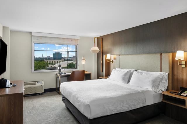 Suite, 1 King Bed (Canadian Skyline View)