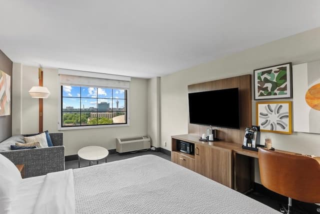 Premium Room, 1 King Bed (Canadian Skyline View)