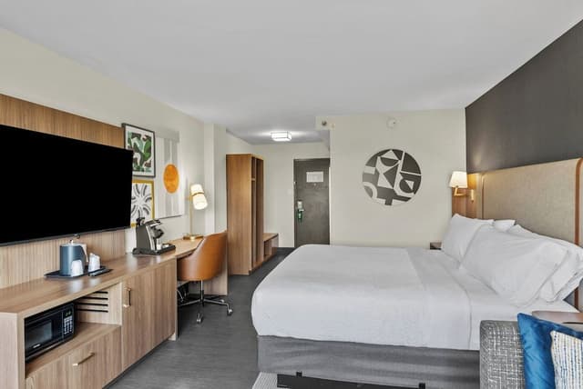 Premium Room, 1 King Bed (Canadian Skyline View)