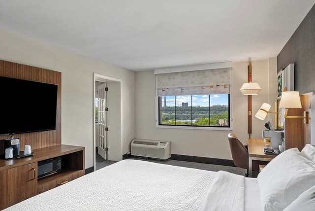 Suite, 1 King Bed (Canadian Skyline View)