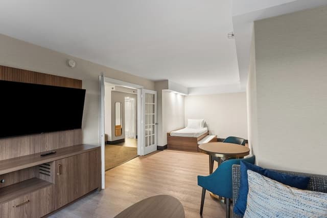 Suite, 1 King Bed (Canadian Skyline View)