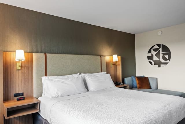 Suite, 1 King Bed (Canadian Skyline View)