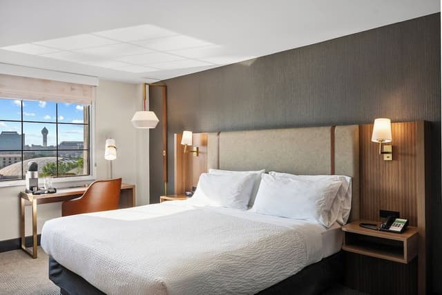Suite, 1 King Bed (Canadian Skyline View)