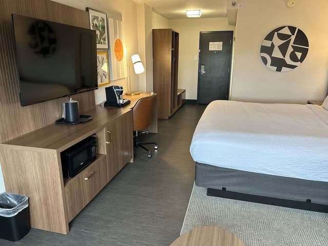 Premium Room, 1 King Bed (Canadian Skyline View)
