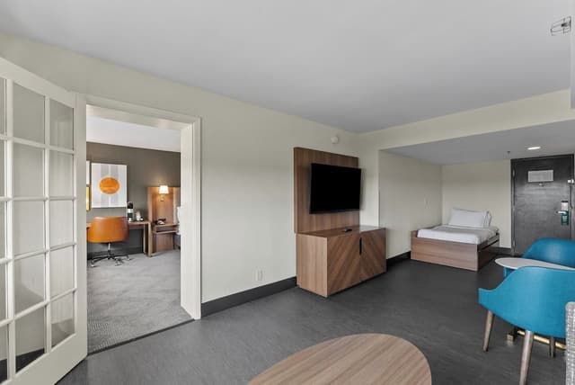 Suite, 1 King Bed (Canadian Skyline View)