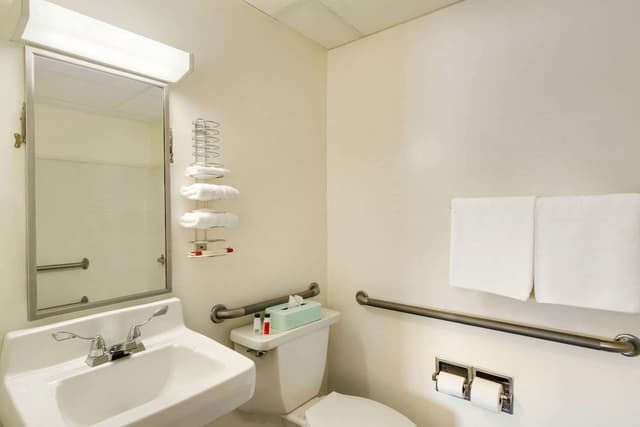 Room, 1 King Bed, Bathtub Grab Bars, Non Smoking (Mobility Accessible)