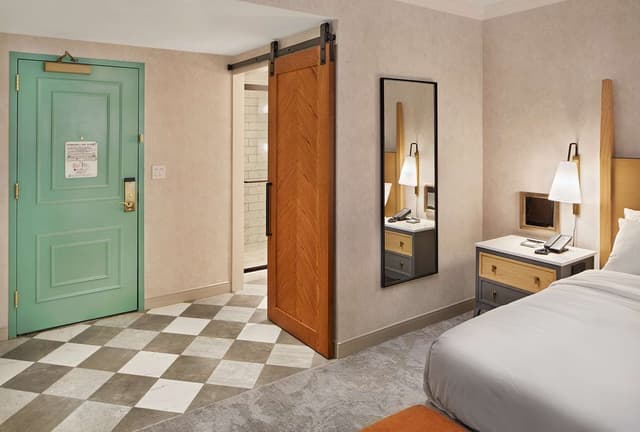 2 QUEEN BEDS