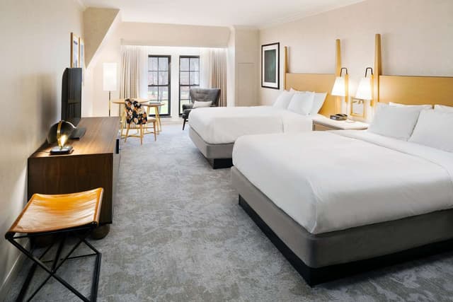 2 QUEEN BEDS