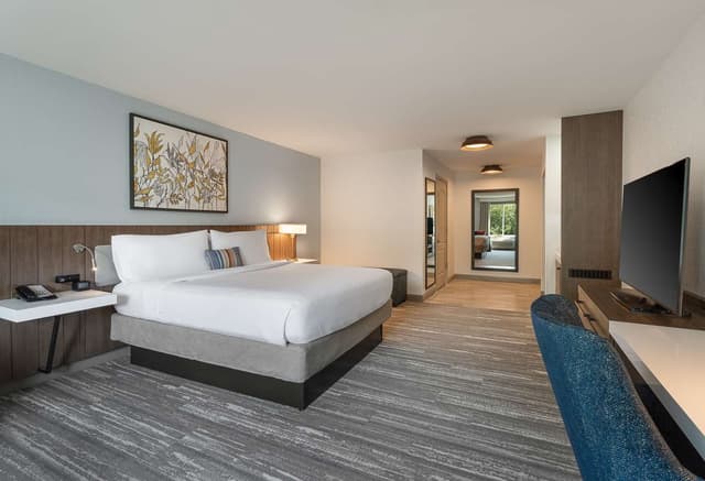 1 KING BED CORNER